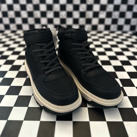 NWT H&M Waterproof High Tops. Youth & Men’s size 6, Women’s size 7.5. UNISEX - Picture 3 of 11